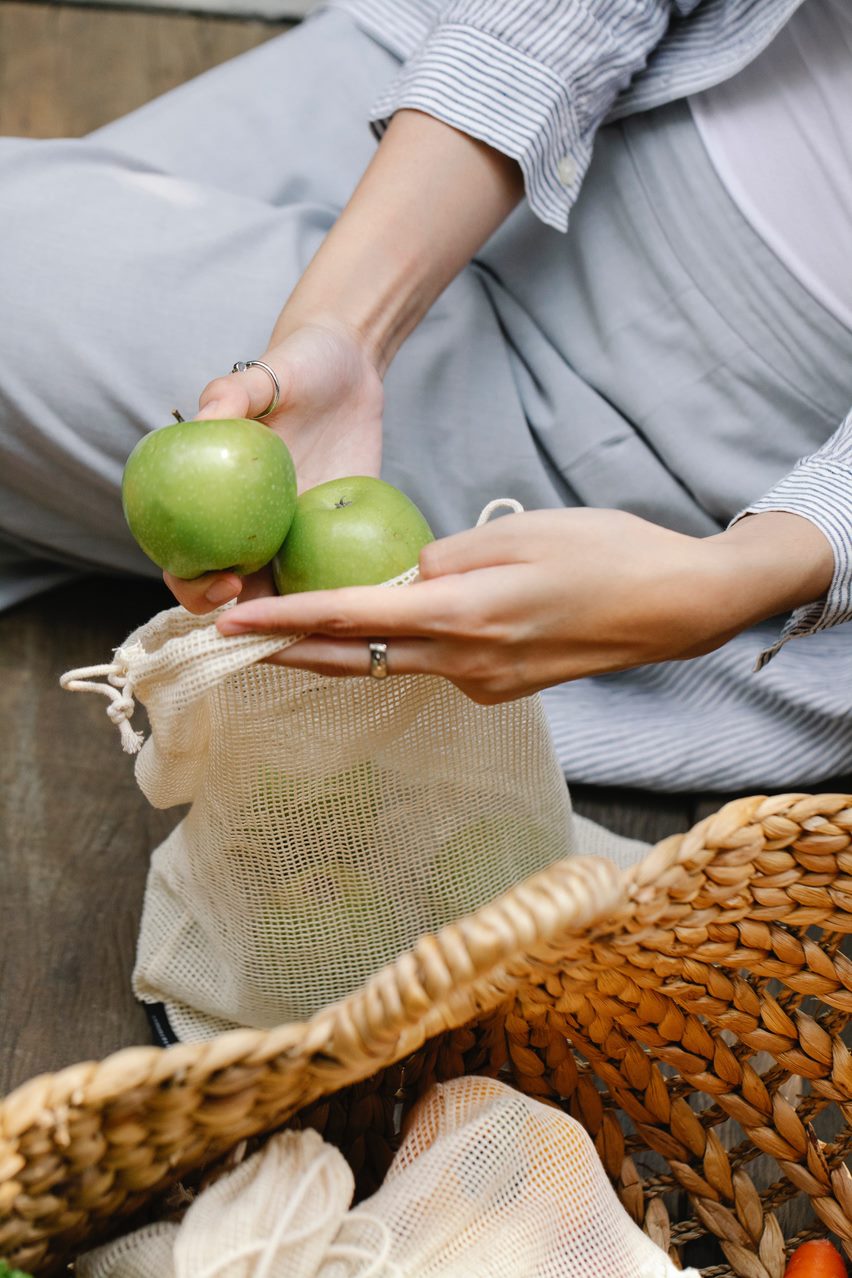 Mesh bag with apples