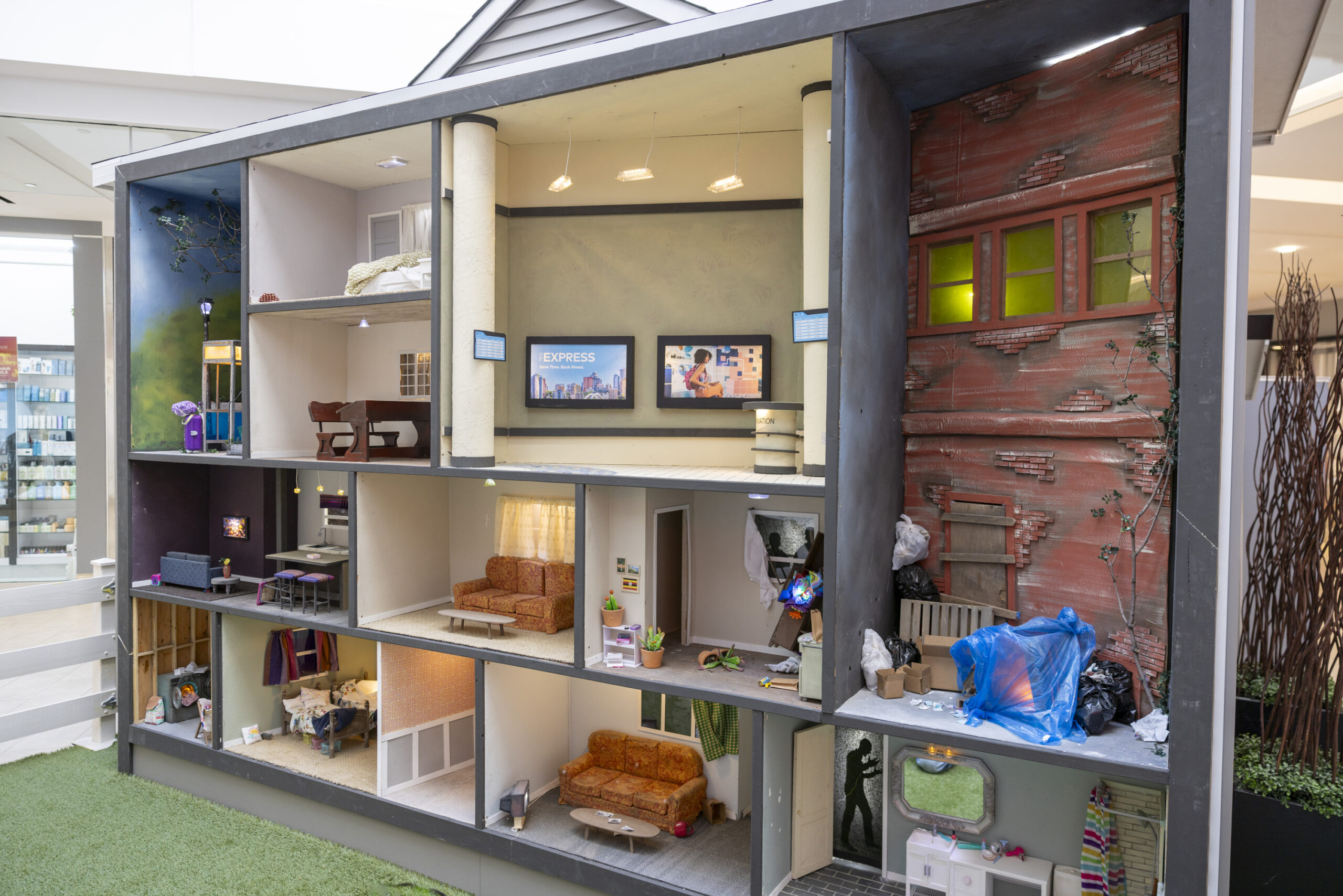 Installation of a house with unique rooms